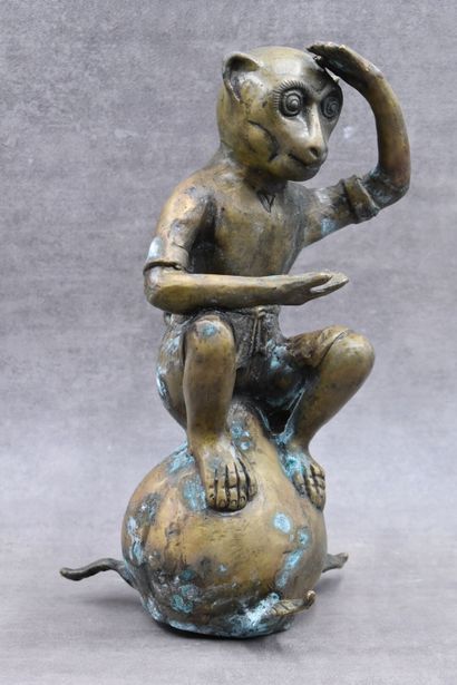 CHINE CHINA. Monkey on a leafy globe. Bronze with golden patina. Height : 34 cm