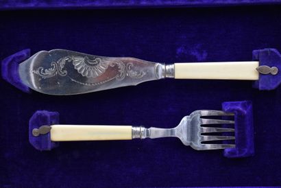 SERVICE Service in silver plated metal and ivory handles including 12 cheese forks,...