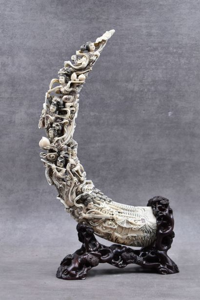 null CHINE. Scène de personnages en ivoire sculpté en forme de corne, circa 1920,...