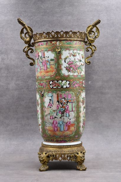 CHINE-Canton CHINA-CANTON. Porcelain scroll vase decorated in reserve with palace...
