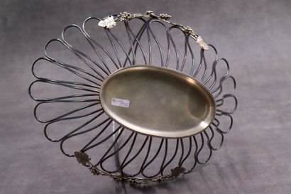 CORBEILLE A 925 silver basket, openwork contours and handle decorated with grapes...