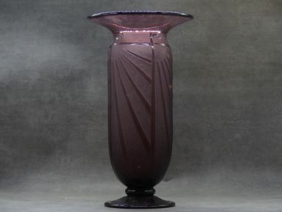 SCHNEIDER SCHNEIDER. Vase en verre rose à décor géométrique givré, dégagé à l'acide....