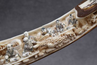CHINE CHINE. Défense en ivoire sculpté de personnages, c. 1920, socle en bois sculpté....