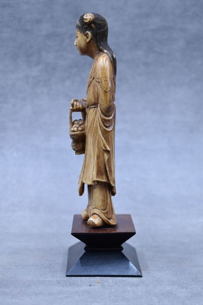 null CHINE. Femme au panier en ivoire sculpté, socle en bois. Circa 1900. Hauteur...