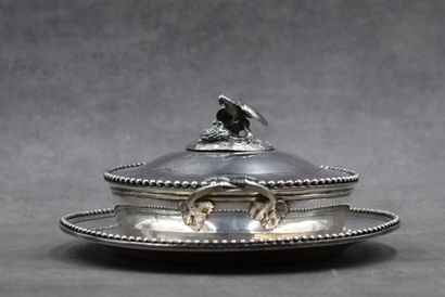 Écuelle à bouillon et son dessous de plat A silver stock bowl and its underside engraved...