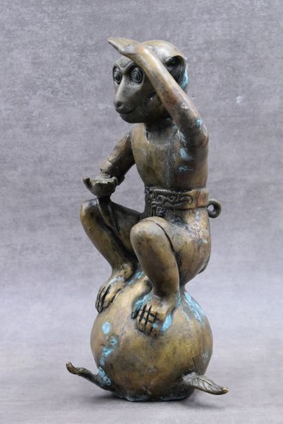 CHINE CHINA. Monkey on a leafy globe. Bronze with golden patina. Height : 34 cm