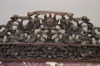CHINE CHINA. Screen in moulded and carved wood, base carved in the shape of turtles....