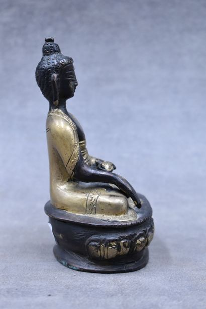 CHINE CHINA. Divinity in patinated bronze. Height : 12 cm