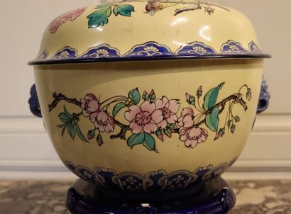 GIEN GIEN. Important rice bowl, japanese decoration, polychrome ceramic base, magot...