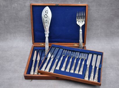 SERVICE Service in silver plated metal including 12 cheese forks, 12 cheese knives,...