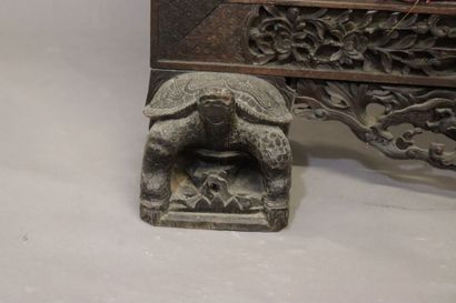CHINE CHINE. Paravent en bois mouluré et sculpté, piètement sculpté en forme de tortues....