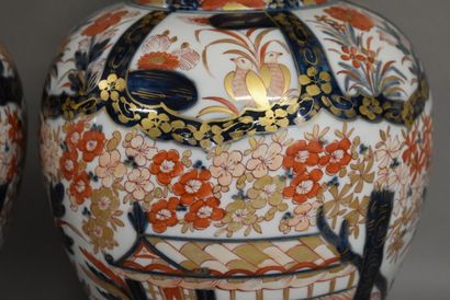 CHINE CHINE. Paire de potiches en porcelaine à décor Imari. Hauteur : 48 cm. Une...