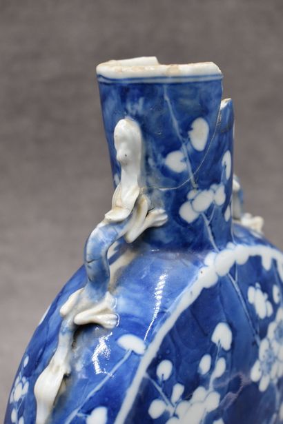 CHINE CHINE. Paire de vases gourdes en porcelaine à décor de prunus bleus. Marqués...