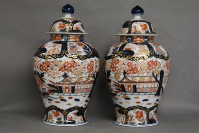 CHINE CHINA. Pair of porcelain vases with Imari decoration. Height : 48 cm. A restoration...