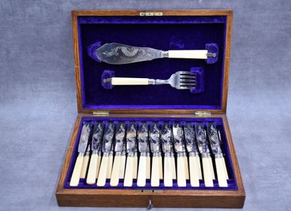 SERVICE Service in silver plated metal and ivory handles including 12 cheese forks,...