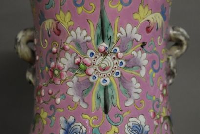 CHINE CHINE. Important vase balustre en porcelaine à décor polychrome de personnages...