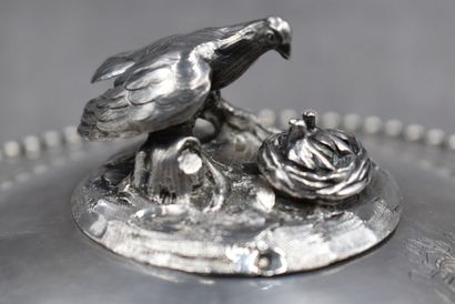 Écuelle à bouillon et son dessous de plat A silver stock bowl and its underside engraved...