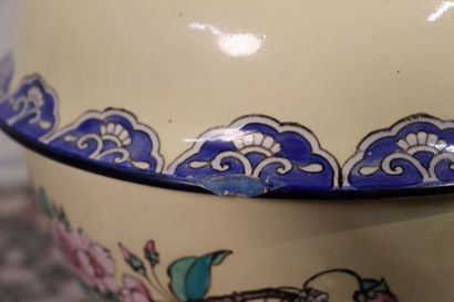 GIEN GIEN. Important bol à riz, décor japonisant, piétement en céramique polychrome,...