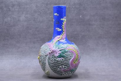 CHINE CHINE. Vase en porcelaine à décor d'une scène maritime. Époque République....