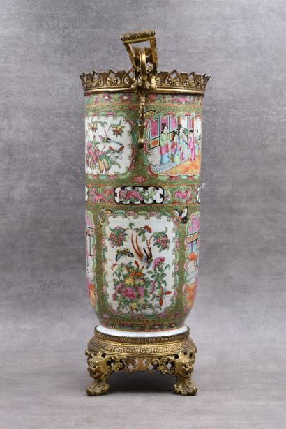 CHINE-Canton CHINE-CANTON. Vase rouleau en porcelaine à décor en réserve de scènes...