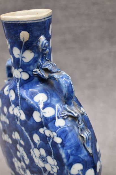 CHINE CHINE. Paire de vases gourdes en porcelaine à décor de prunus bleus. Marqués...
