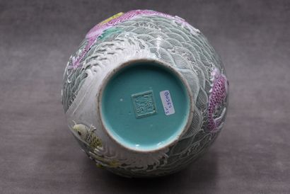 CHINE CHINE. Vase en porcelaine à décor d'une scène maritime. Époque République....