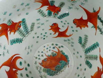 CHINE CHINE. Grand pot à poisson en porcelaine. XIXème siècle. Fêle et réparatio...