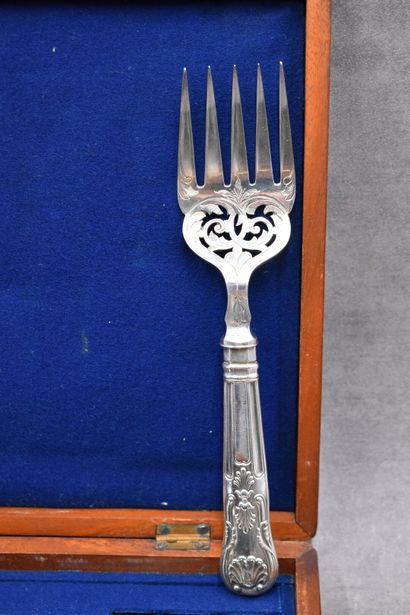 SERVICE Service in silver plated metal including 12 cheese forks, 12 cheese knives,...