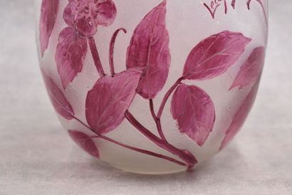 LEGRAS LEGRAS. Vase en verre multicouche à décor de fleurs. Signé. Hauteur : 32 ...