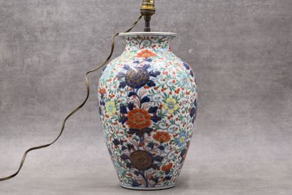 CHINE CHINE. Vase en porcelaine à décor polychrome Imari. Monté à l'électricité non...