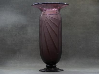 SCHNEIDER SCHNEIDER. Vase en verre rose à décor géométrique givré, dégagé à l'acide....