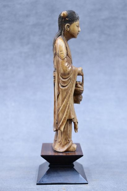 null CHINE. Femme au panier en ivoire sculpté, socle en bois. Circa 1900. Hauteur...
