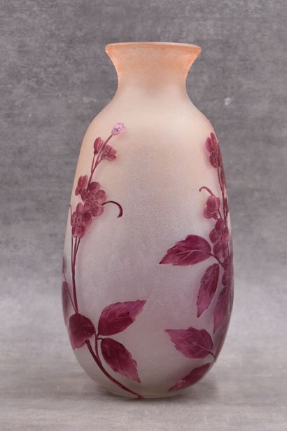 LEGRAS LEGRAS. Vase in multilayer glass with flowers. Signed. Height : 32 cm