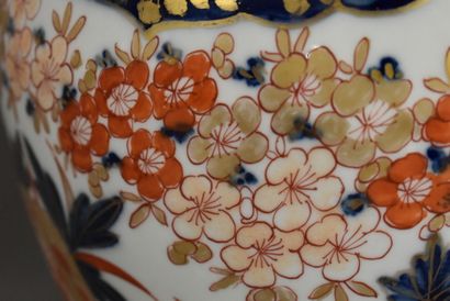 CHINE CHINE. Paire de potiches en porcelaine à décor Imari. Hauteur : 48 cm. Une...
