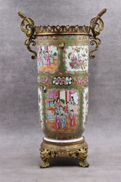 CHINE-Canton CHINE-CANTON. Vase rouleau en porcelaine à décor en réserve de scènes...