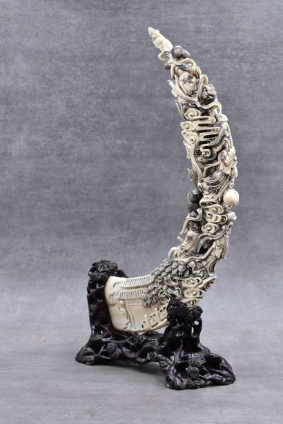 null CHINE. Scène de personnages en ivoire sculpté en forme de corne, circa 1920,...
