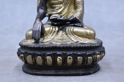 CHINE CHINA. Divinity in patinated bronze. Height : 12 cm