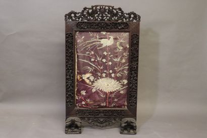 CHINE CHINA. Screen in moulded and carved wood, base carved in the shape of turtles....