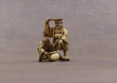 JAPON JAPAN. Ivory nestuke of the figure with a musical raccoon. Signed under the...