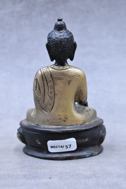 CHINE CHINE. Divinité en bronze patiné. Hauteur : 12 cm