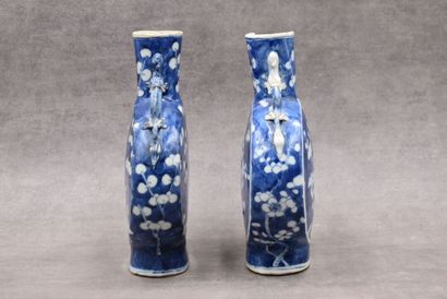 CHINE CHINE. Paire de vases gourdes en porcelaine à décor de prunus bleus. Marqués...