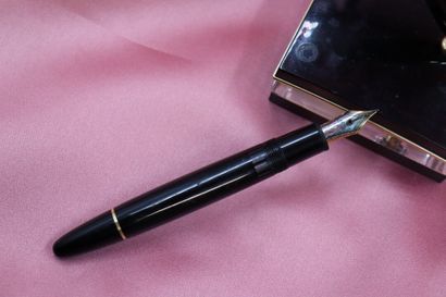 null MONTBLANC. Meisterstuck n°146, stylo plume en résine noir avec bouchon fixé...