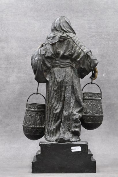 null Gaston LEROUX (1854-1942). "Porteuse d'eau égyptienne", bronze patiné. Signé...