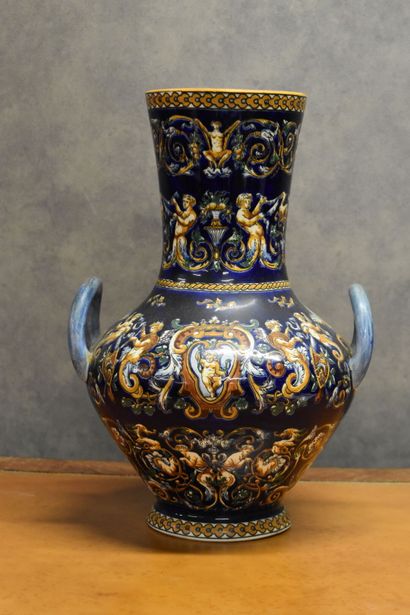 GIEN GIEN. Vase en faïence à décor Renaissance. Hauteur : 38 cm

Accident dans une...