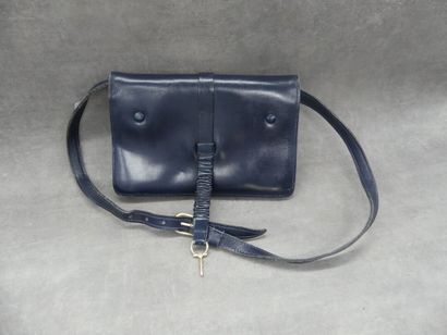 null CELINE. Sac en cuir bleu marine à trois soufflets. Dimensions : 22 x 15 cm Bon...