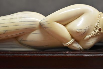 null CHINE. Femme médecin, ivoire sculpté sur socle en bois. Longueur: 30 cm