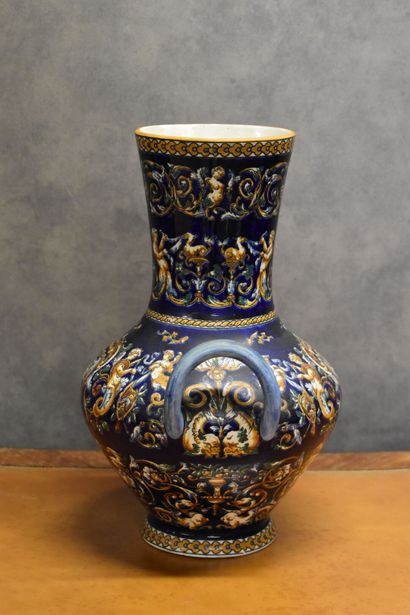 GIEN GIEN. Vase en faïence à décor Renaissance. Hauteur : 38 cm

Accident dans une...