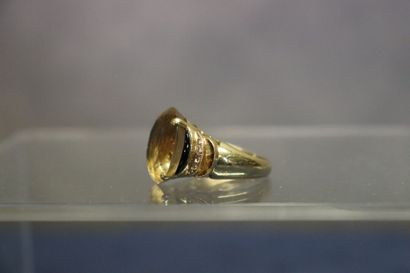 null Bague or jaune 750/°° avec au centre une citrine ovale 16x12 mm avec de part...