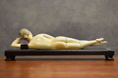null CHINE. Femme médecin, ivoire sculpté sur socle en bois. Longueur: 30 cm