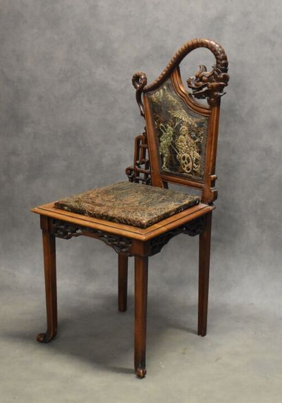  Dans le gout de Gabriel VIARDOT, Chaise en bois mouluré et sculpté à décor asiatique.... Gazette Drouot
